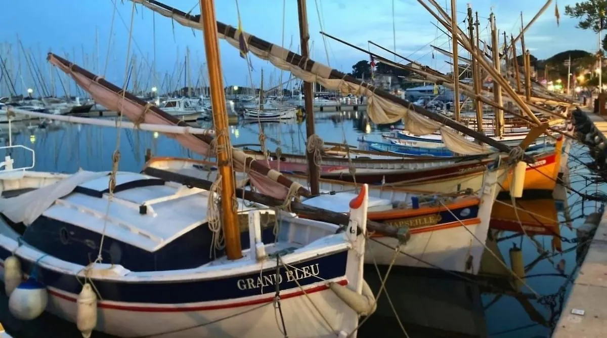 Joli Studio 2 Pas Du Port, Clim Et Au Calme