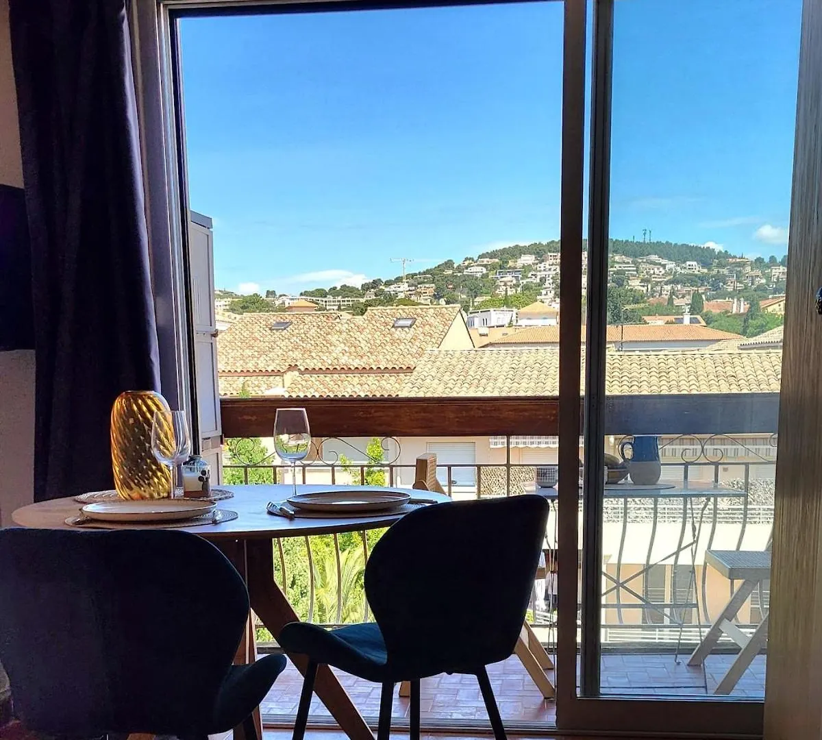 Joli Studio 2 Pas Du Port, Clim Et Au Calme 0*, Bandol France